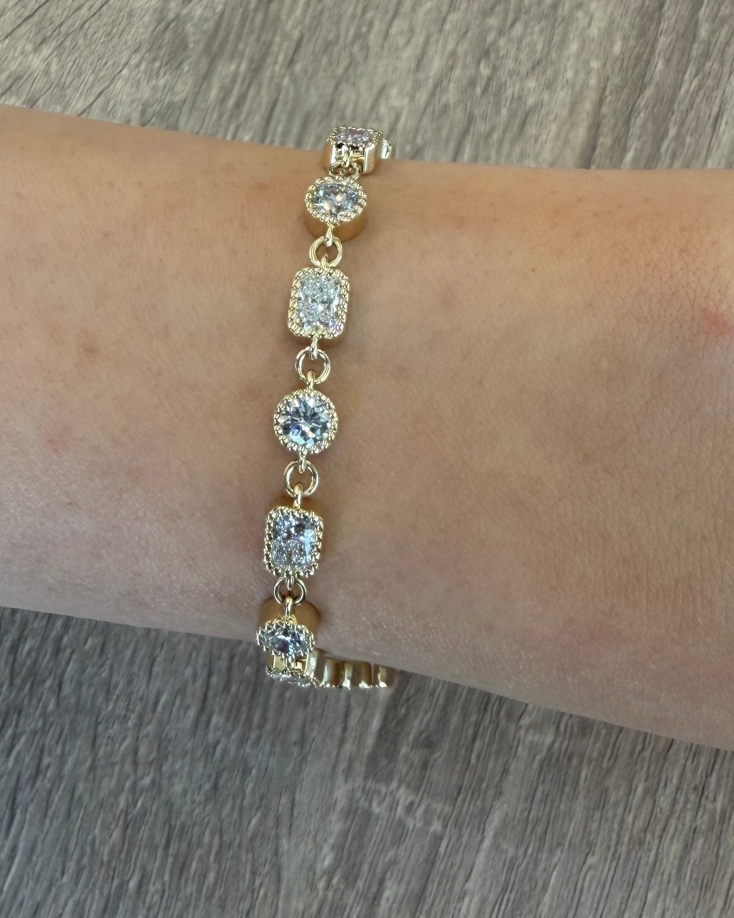 4.71 cttw round & emerald bezel chain bracelet