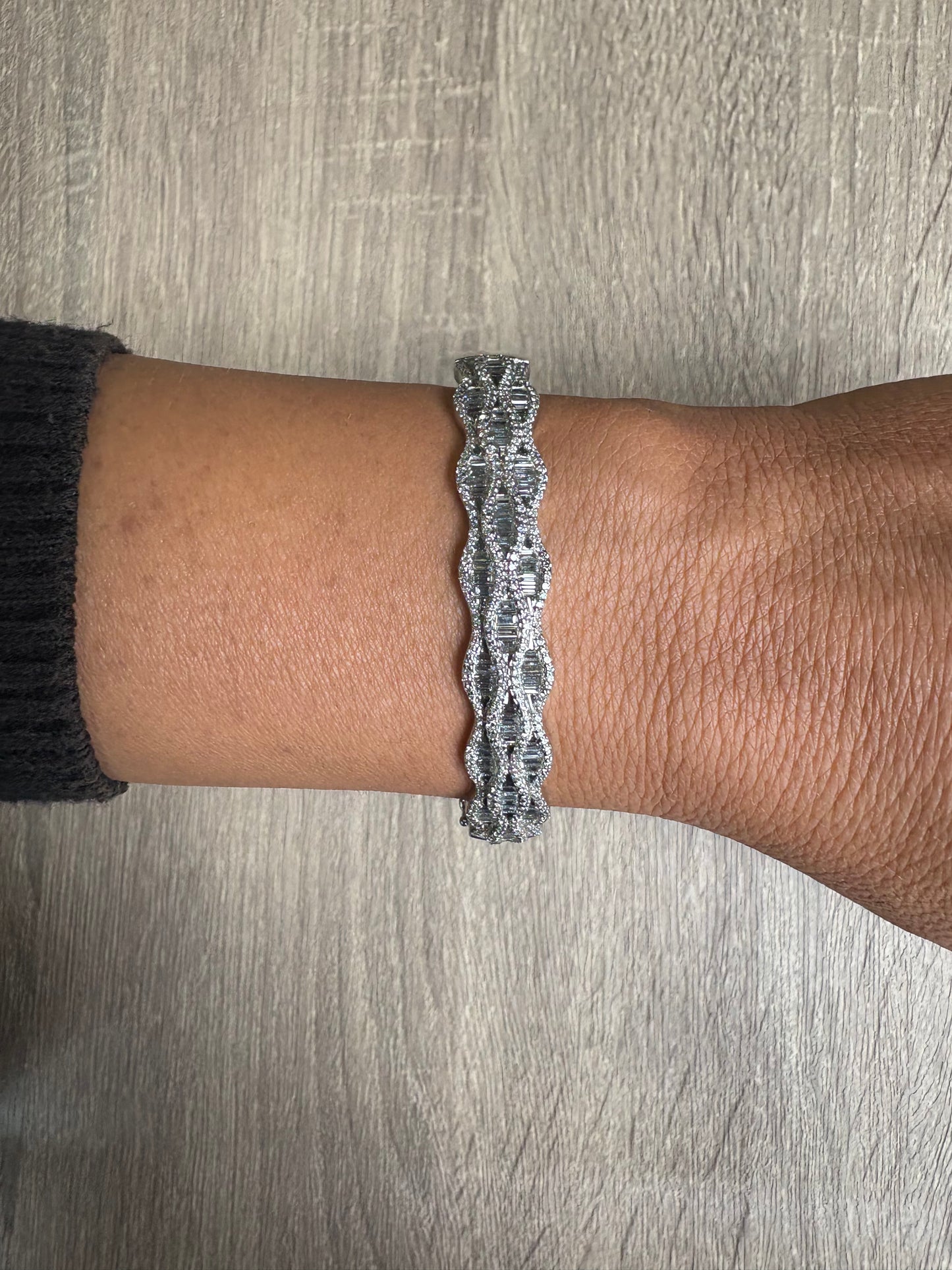 3.5 cttw Baguette Wavy Bangle