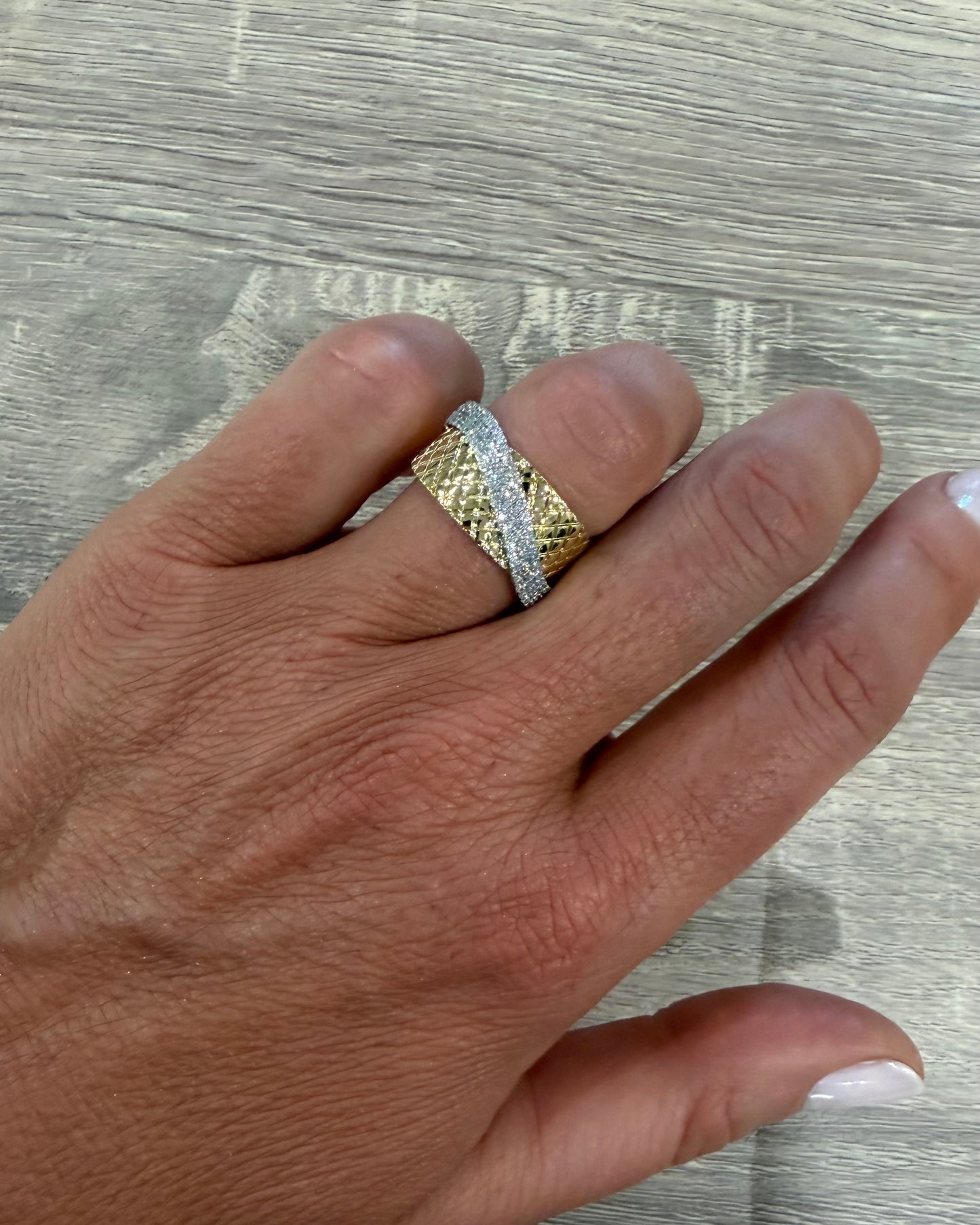 .43 cttw gold ring with natural diamond wave design