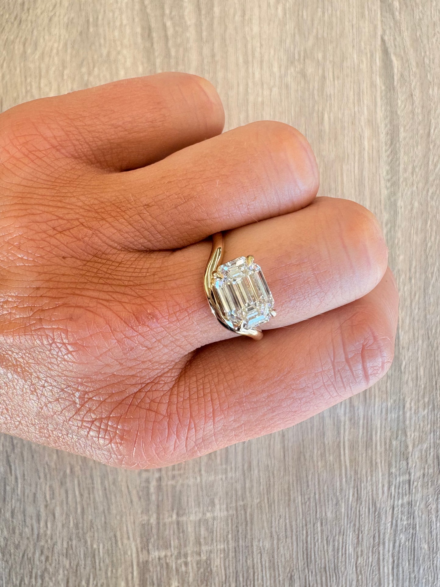 3.42 ct emerald on yellow gold wave band