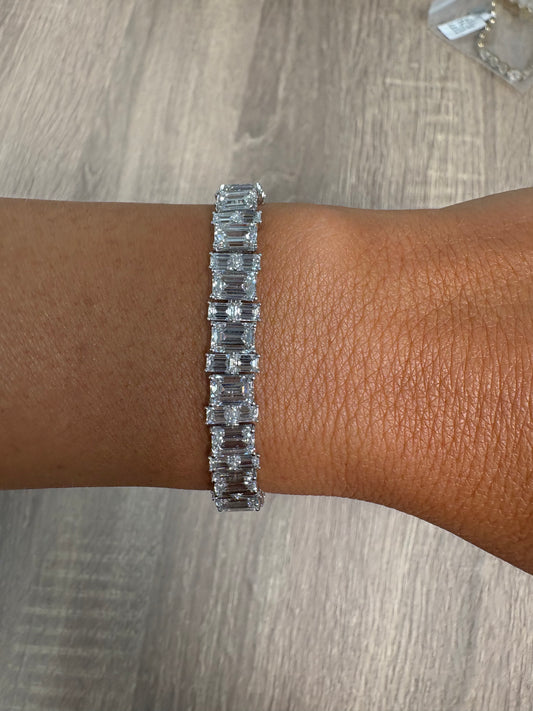 26 cttw Mixed Size Emerald Tennis Bracelet