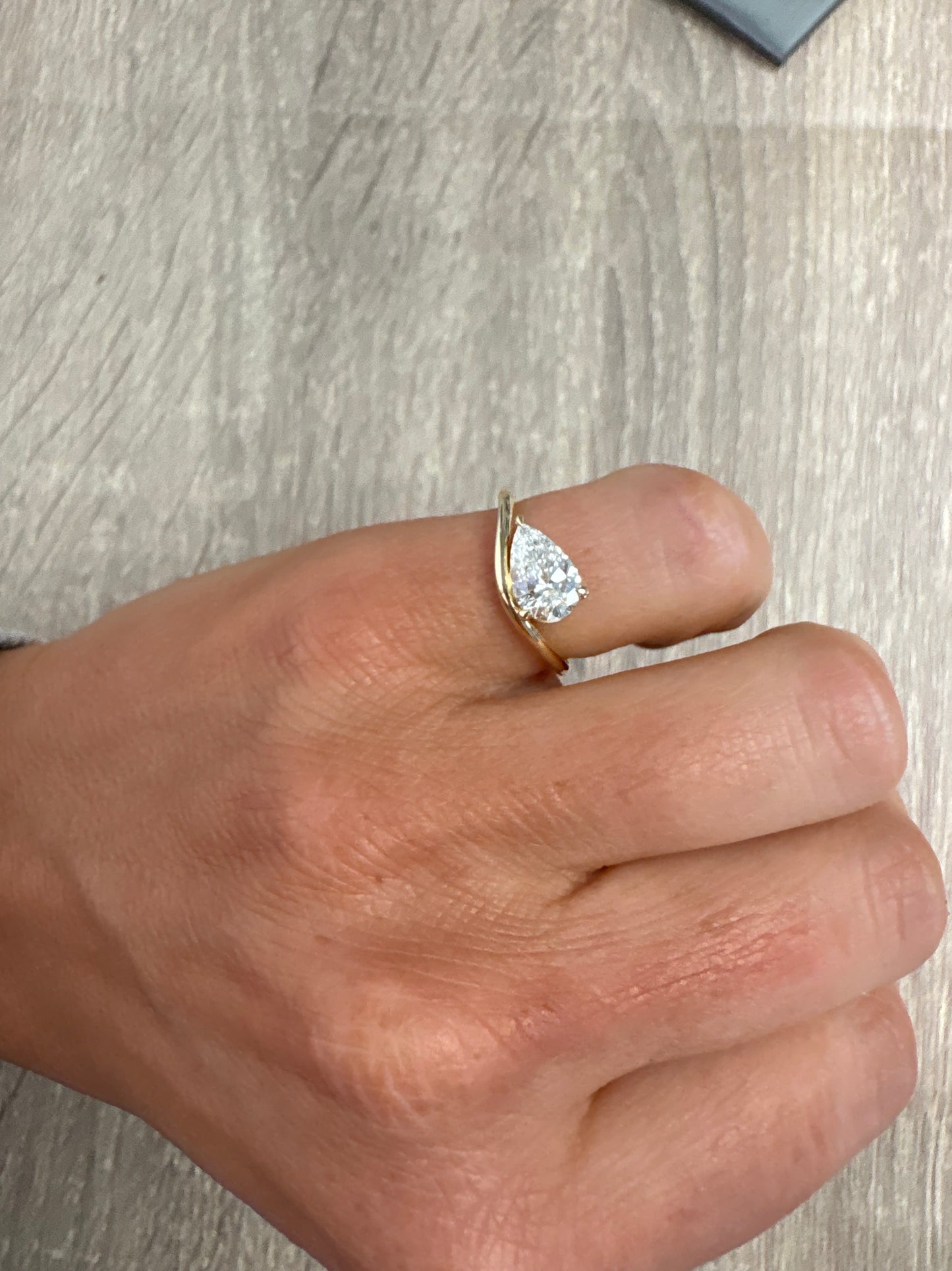 1 ct pear on yellow gold wave band