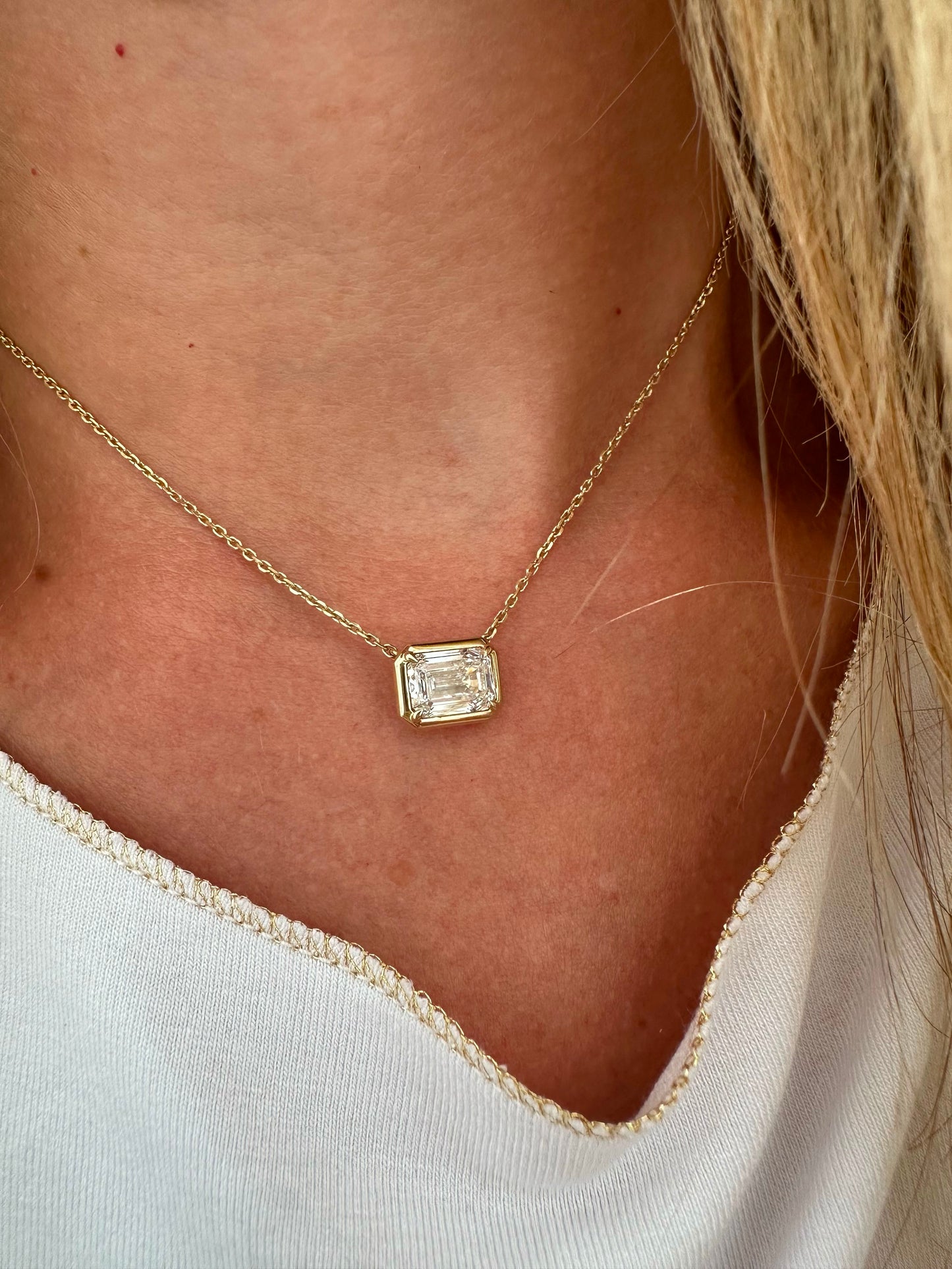 2 ct bezel east west emerald necklace