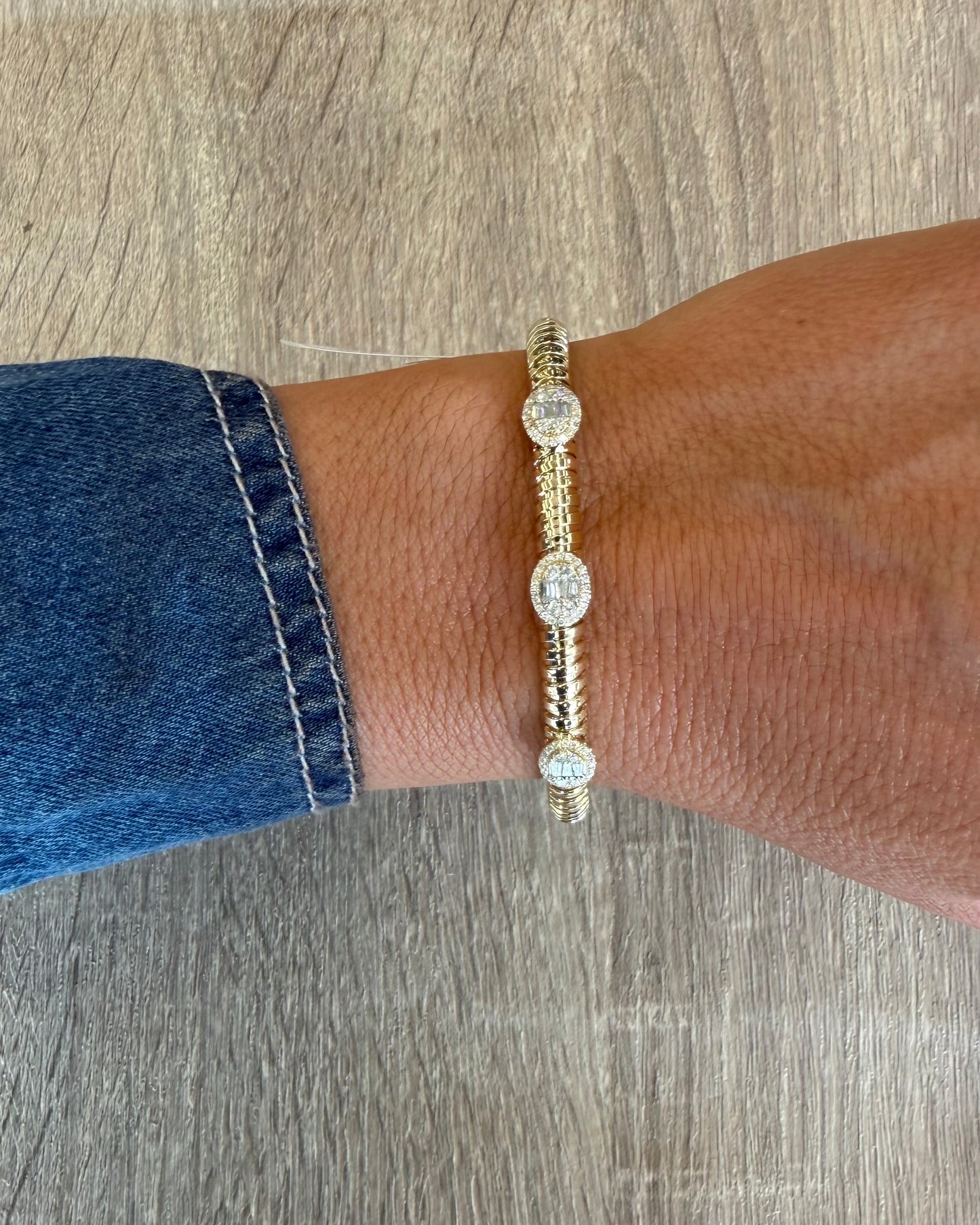 .5 cttw bangle with oval halo diamond stations