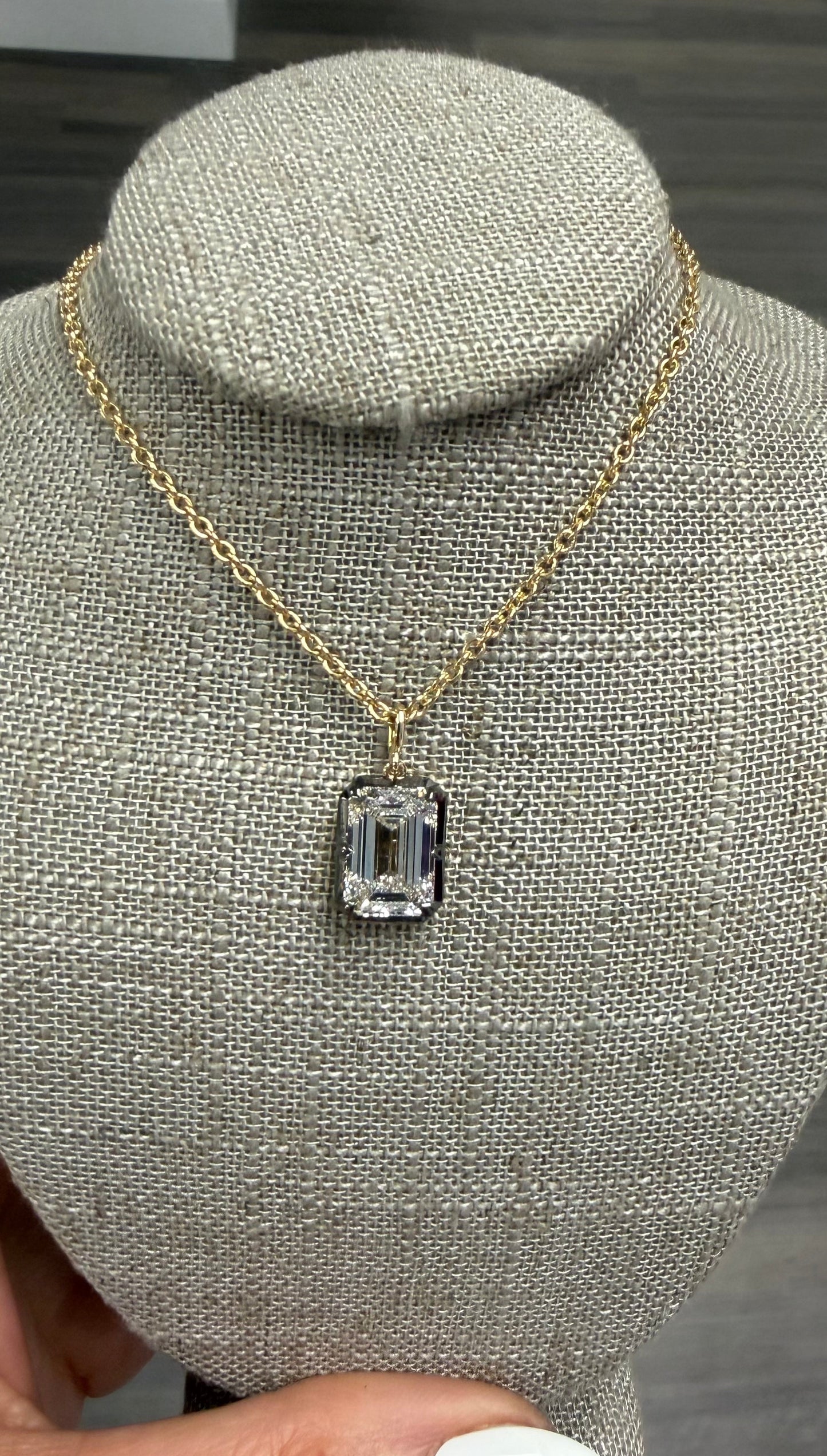 4 ct emerald set in black rhodium on yellow gold chain