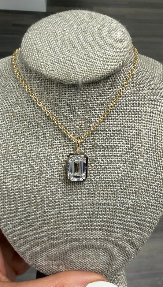 4 ct emerald set in black rhodium on yellow gold chain